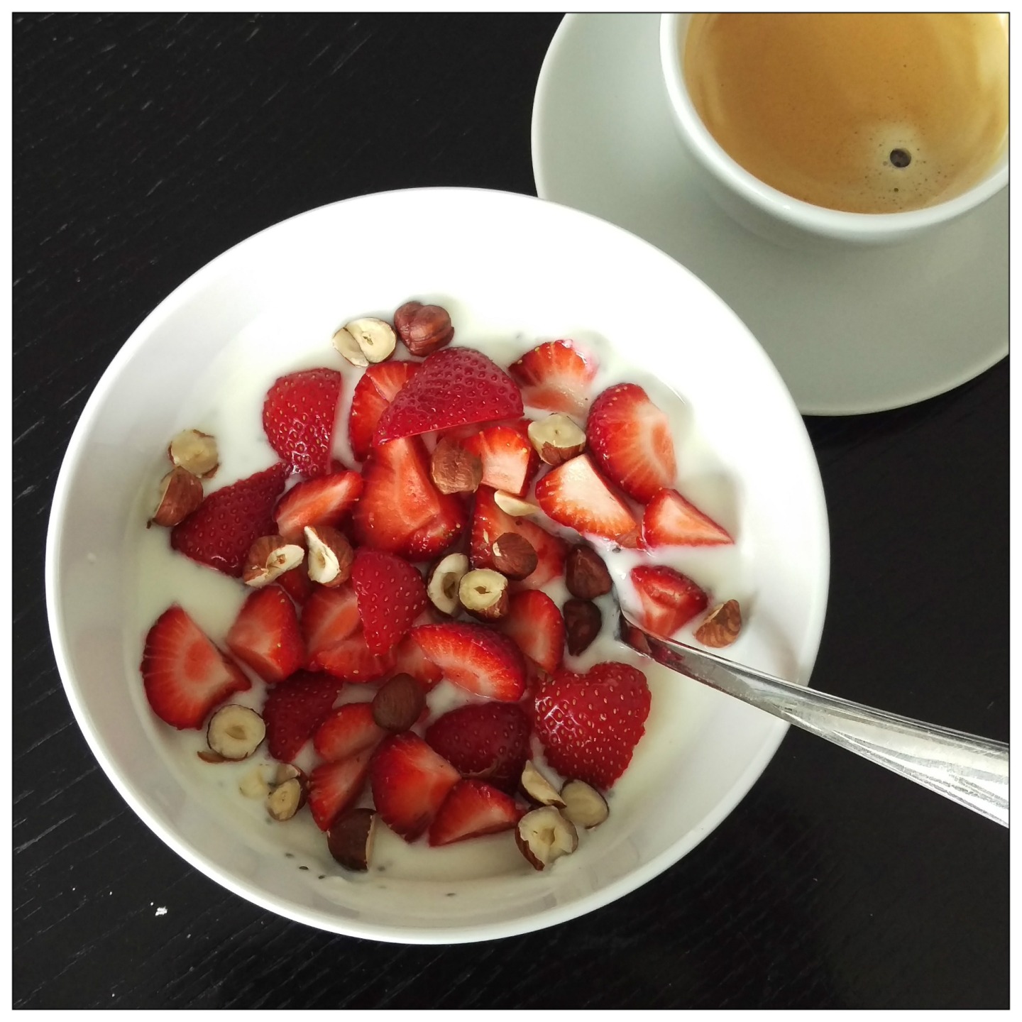 Joghurt mit Erdbeeren und Haselnüssen – Schlemm dich fit!