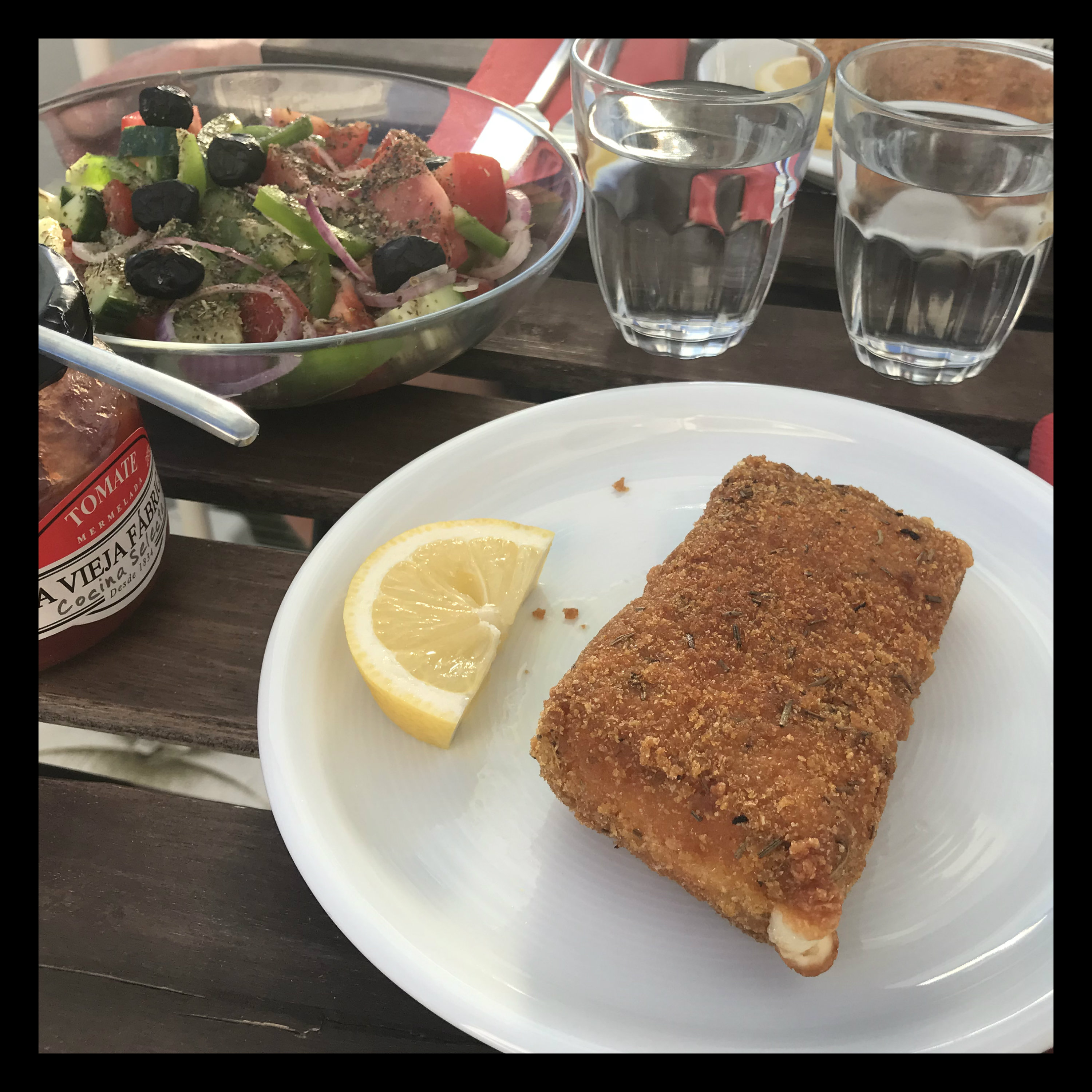 Griechischer Saganaki (Cheese) mit Salat auf griechische Art – Schlemm ...