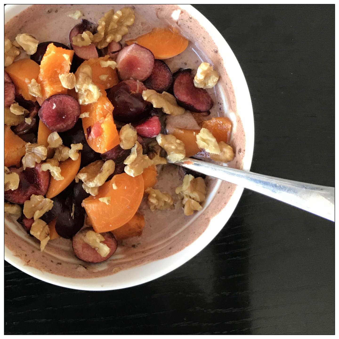 Schokoladenjoghurt mit Aprikosen und Kirschen – Schlemm dich fit!