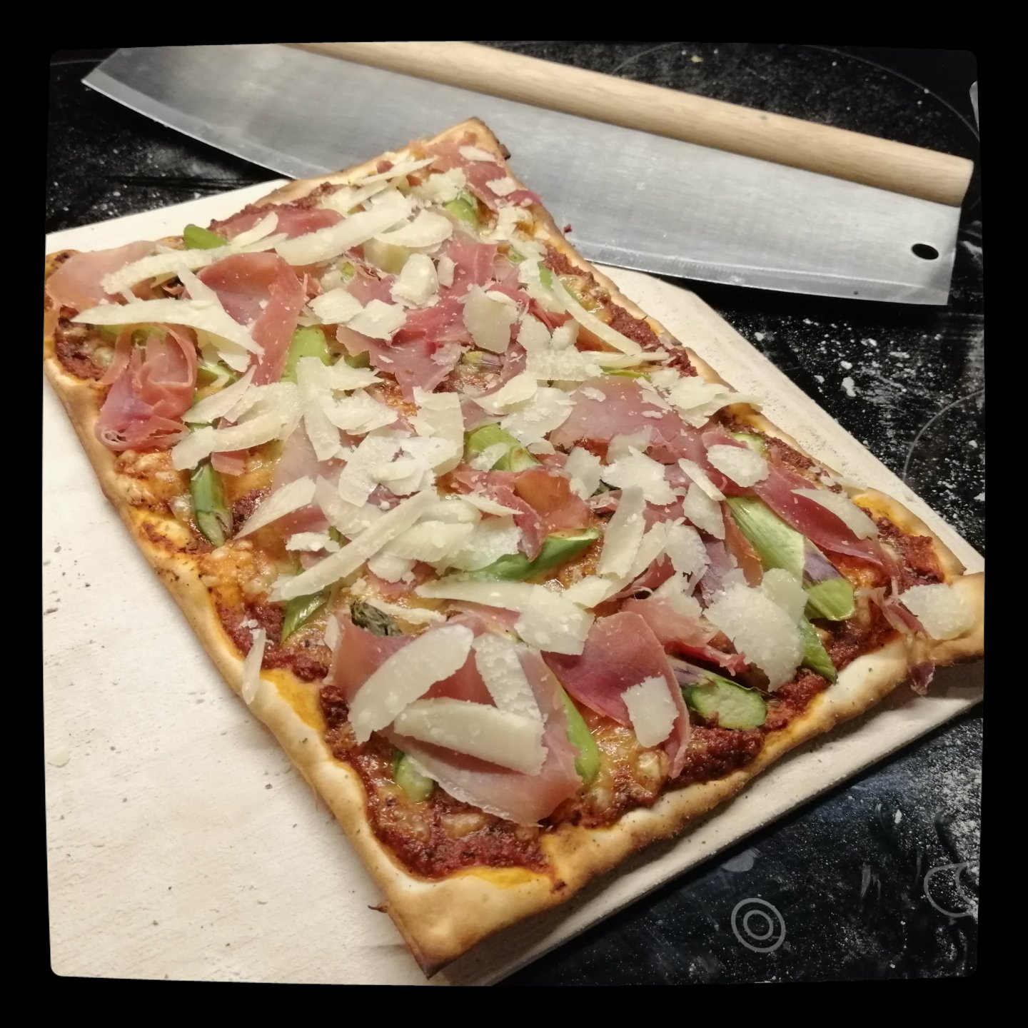 Pizza mit grünem Spargel, Serranoschinken und Parmesan – Schlemm dich fit!