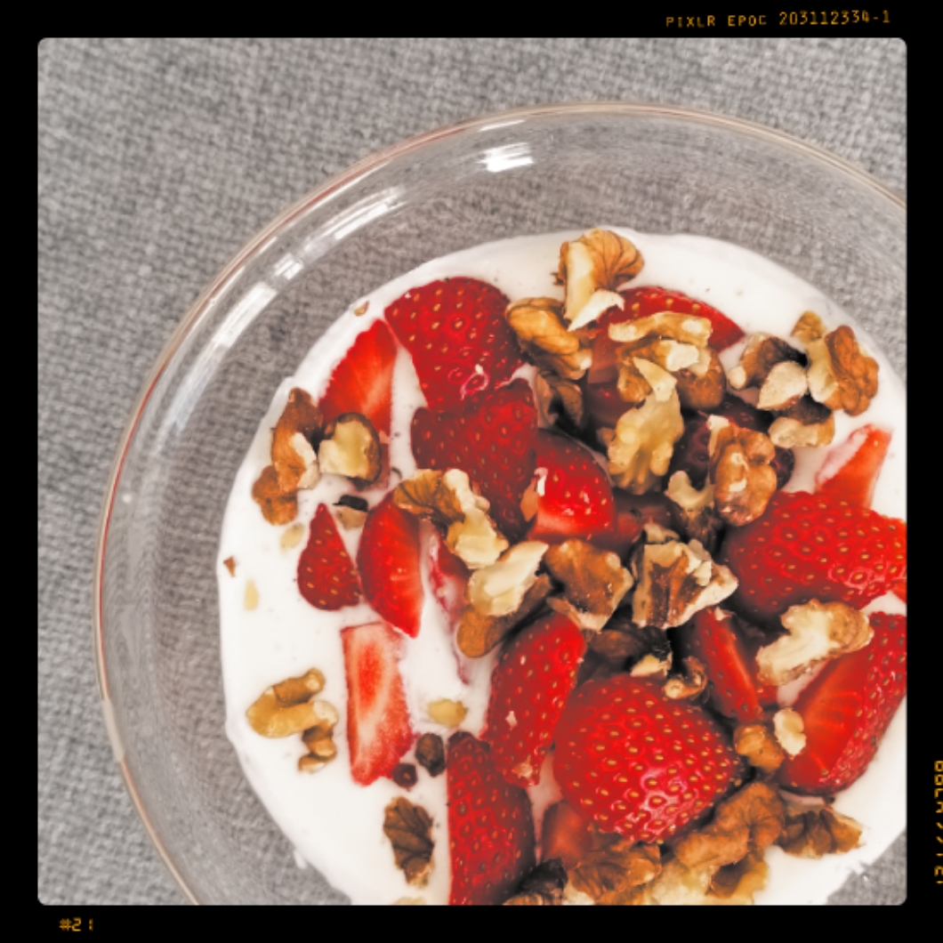 Vanillejoghurt mit Erdbeeren und Walnüssen – Schlemm dich fit!