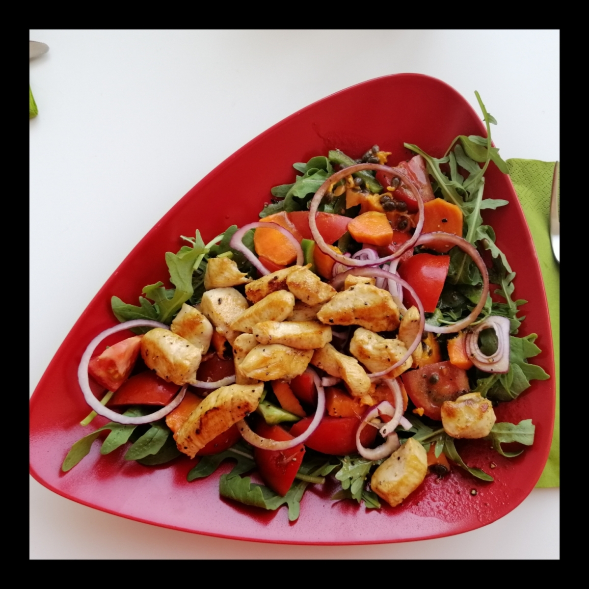 Rucola-Salat mit Papaya und Maishähnchenbruststreifen – Schlemm dich fit!