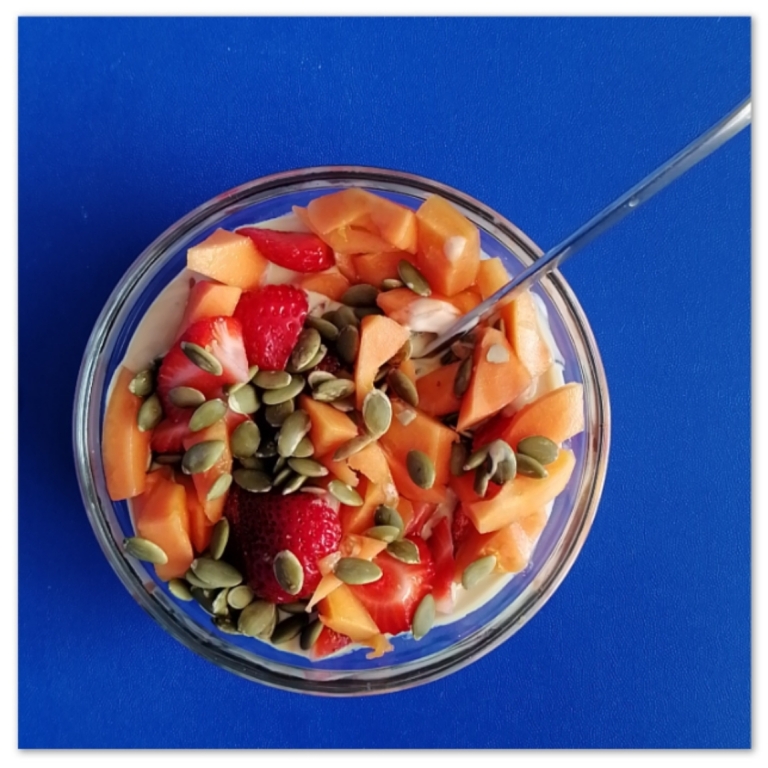 Joghurt mit Erdbeeren, Papaya und Kürbiskernen – Schlemm dich fit!